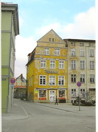 "Milchbar"-huset vid Neuer Markt. På grund av oklara ägandeförhållanden har huset ännu ej renoverats.  